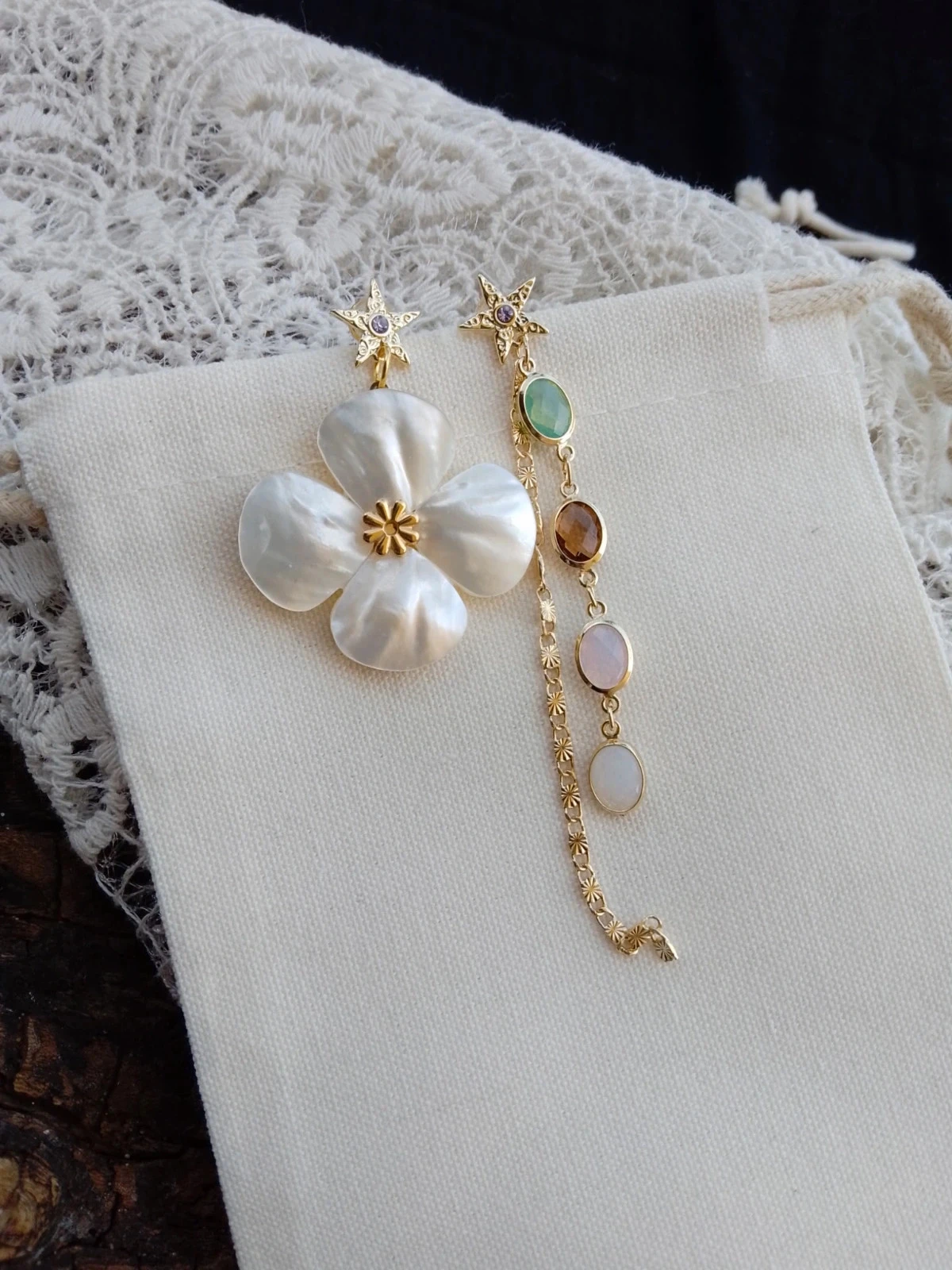 Boucles d'oreilles bohèmes asymétriques fleurs de n'acre blanche